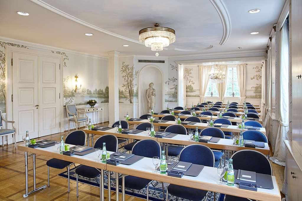 Althoff Hotel Fuerstenhof سيل المرافق الصورة The interior of the conference centre