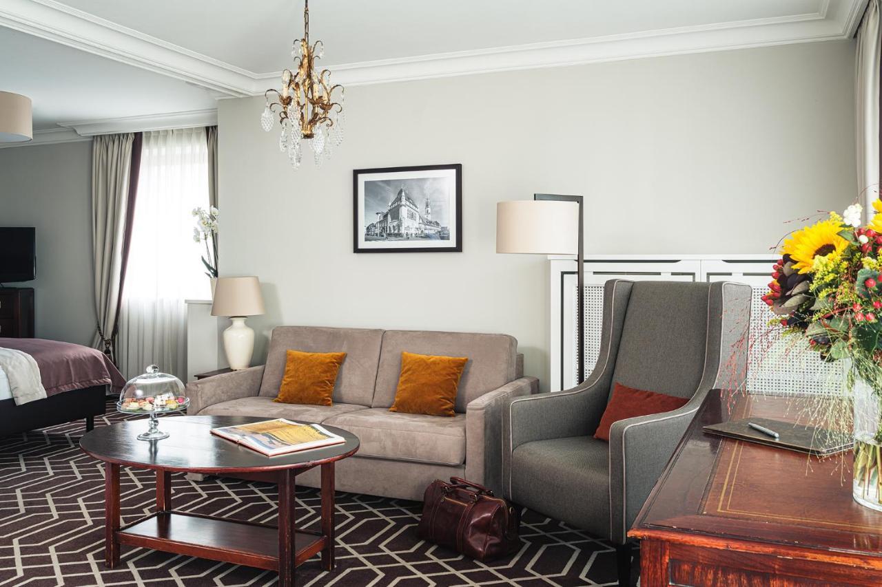 Althoff Hotel Fuerstenhof سيل المظهر الخارجي الصورة A suite at the Hotel de Crillon