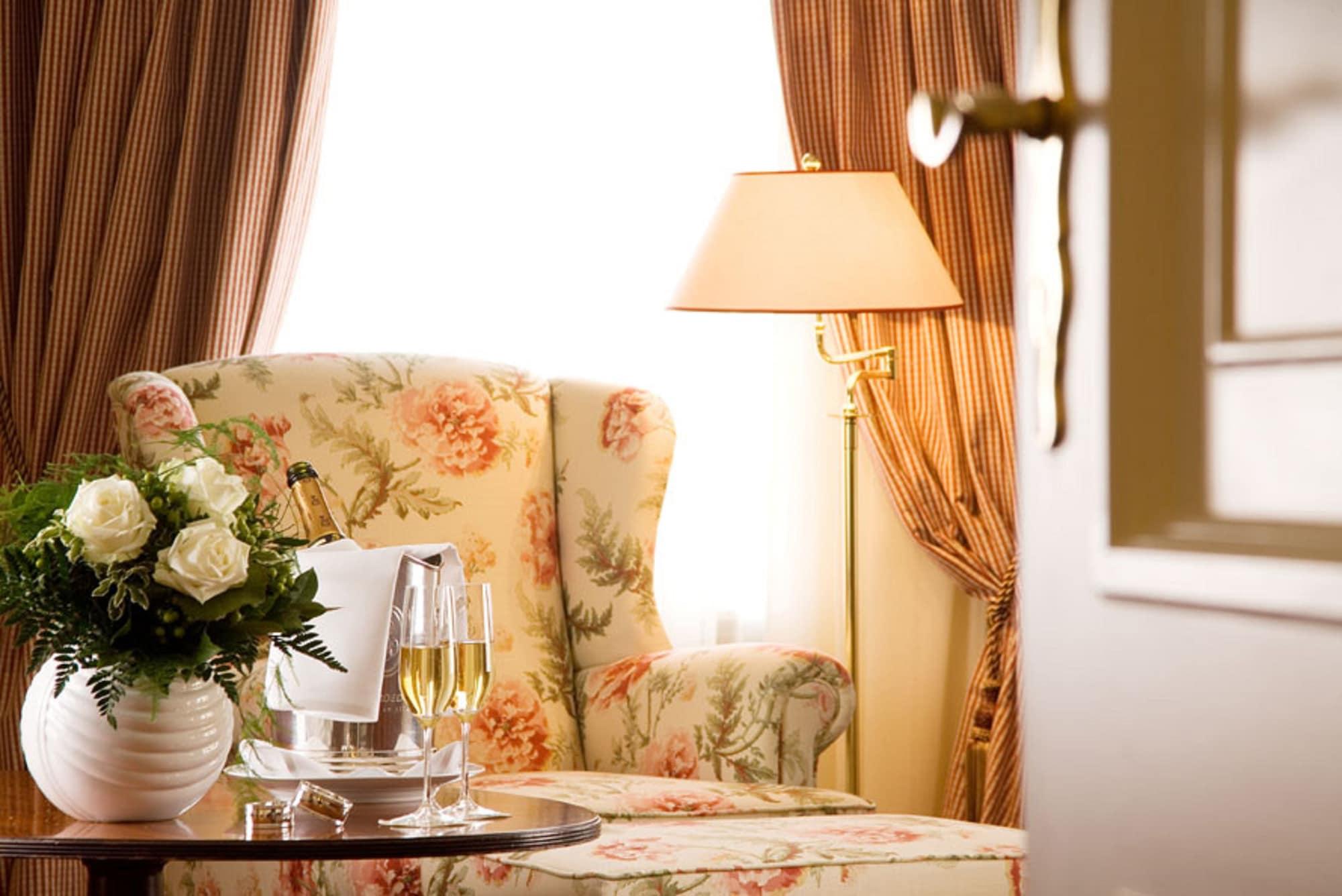 Althoff Hotel Fuerstenhof سيل المظهر الخارجي الصورة A suite at the Hotel de Crillon