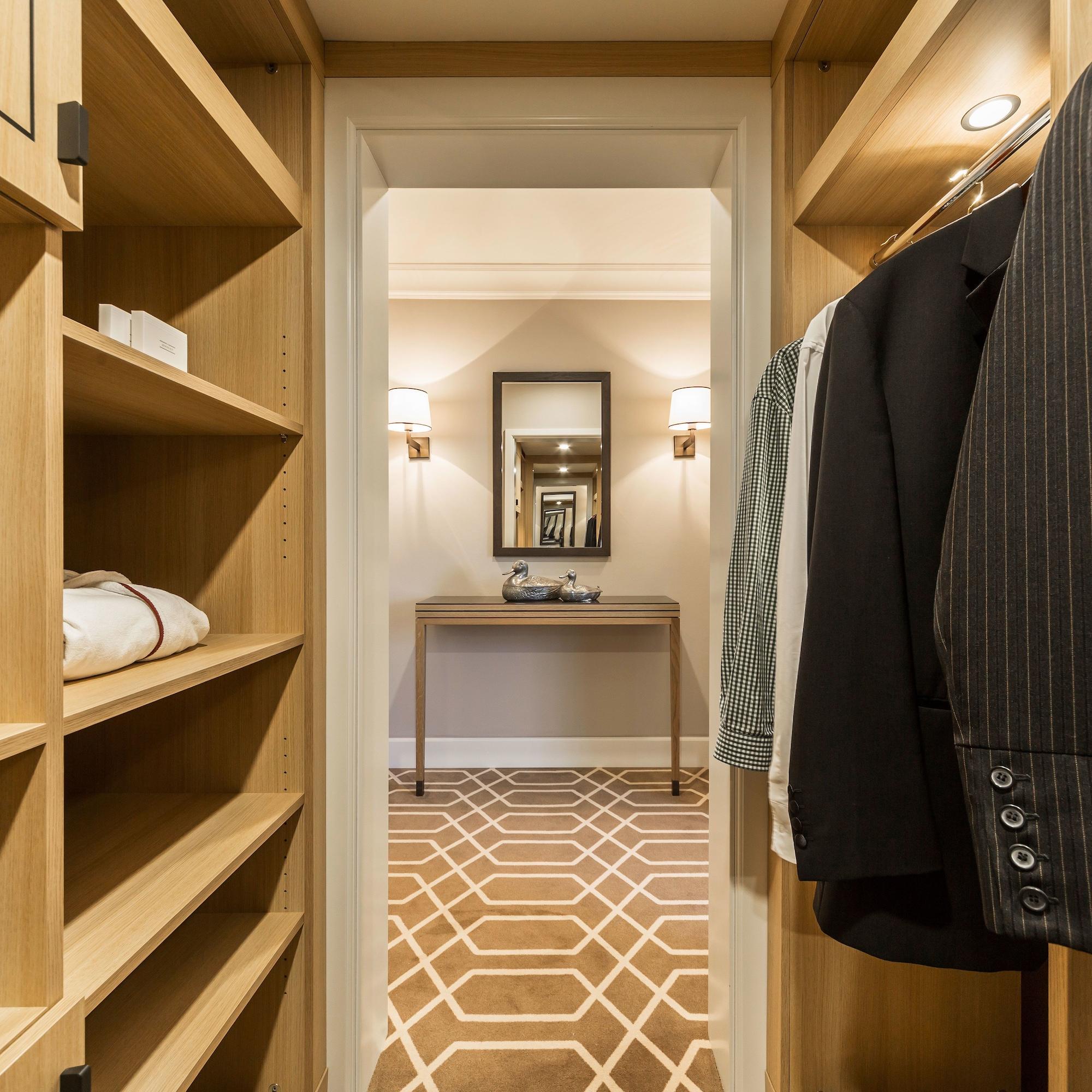 Althoff Hotel Fuerstenhof سيل المظهر الخارجي الصورة A walk-in closet