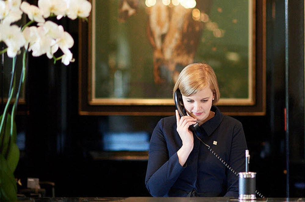 Althoff Hotel Fuerstenhof سيل المظهر الخارجي الصورة A hotel receptionist