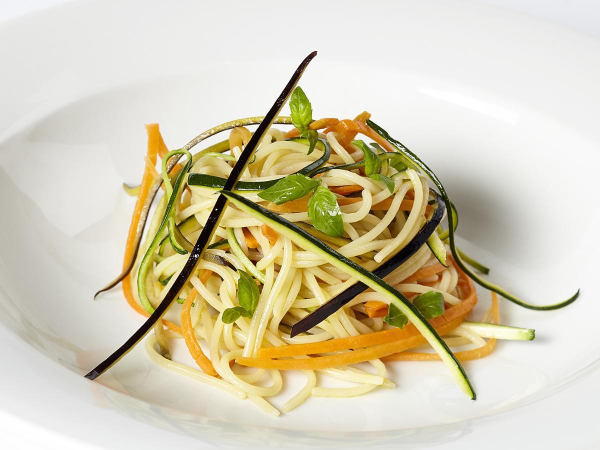 Althoff Hotel Fuerstenhof سيل المظهر الخارجي الصورة A plate of spaghetti with zucchini